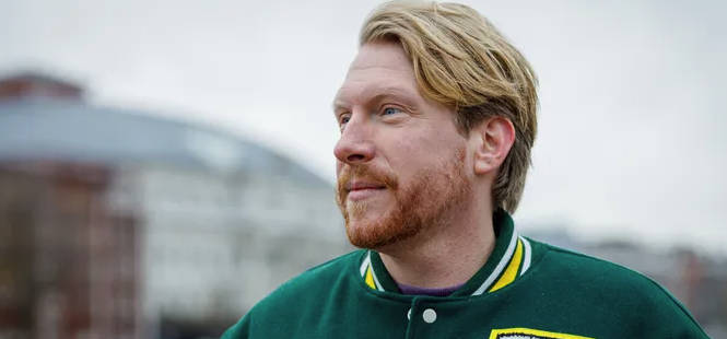 Wie is de vriendin van cabaretier Kor Hoebe