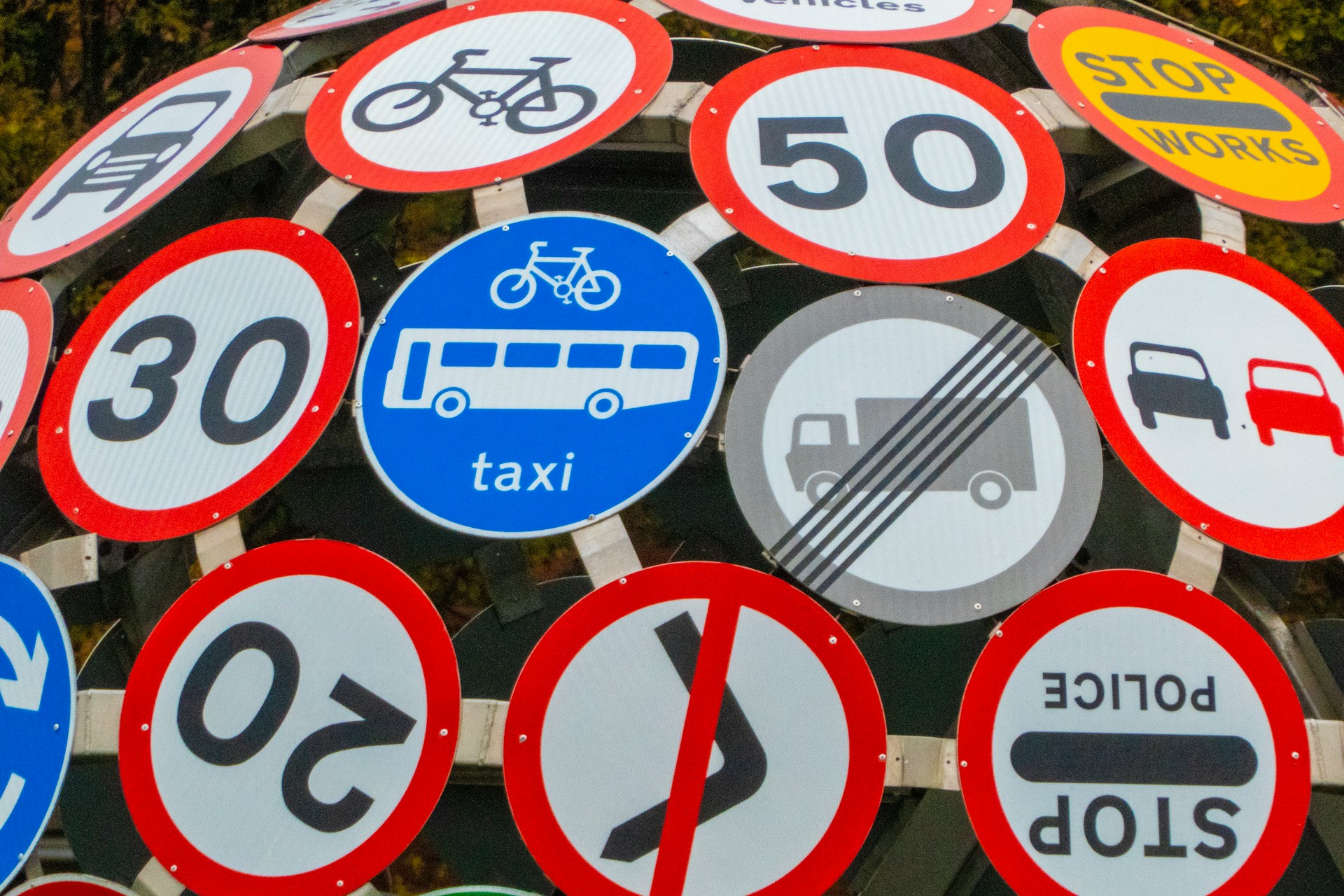 Hoe verkeersborden een eigen beeldtaal werden die iedereen snapt