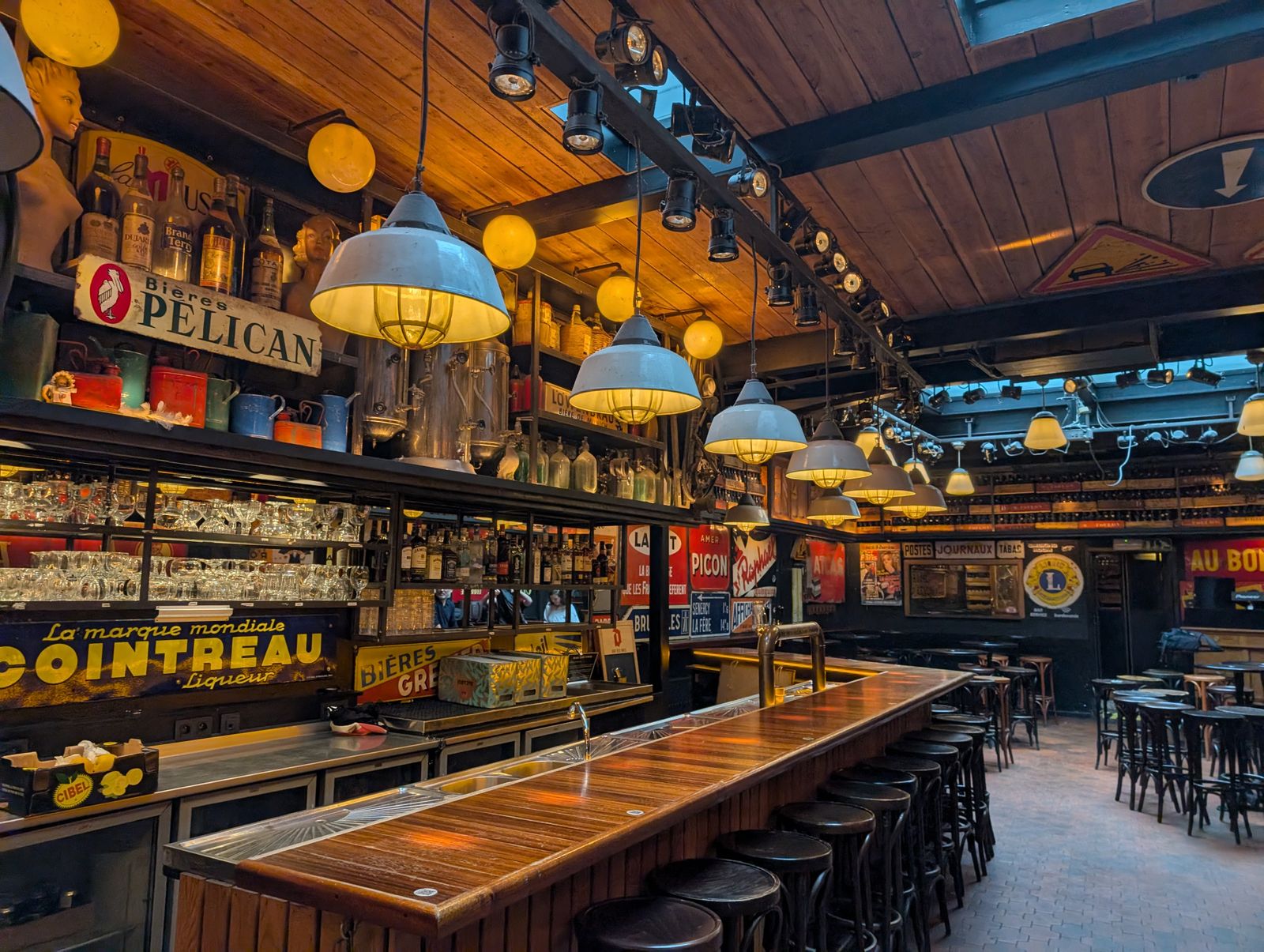 Interieur van een oude bar in Brussel