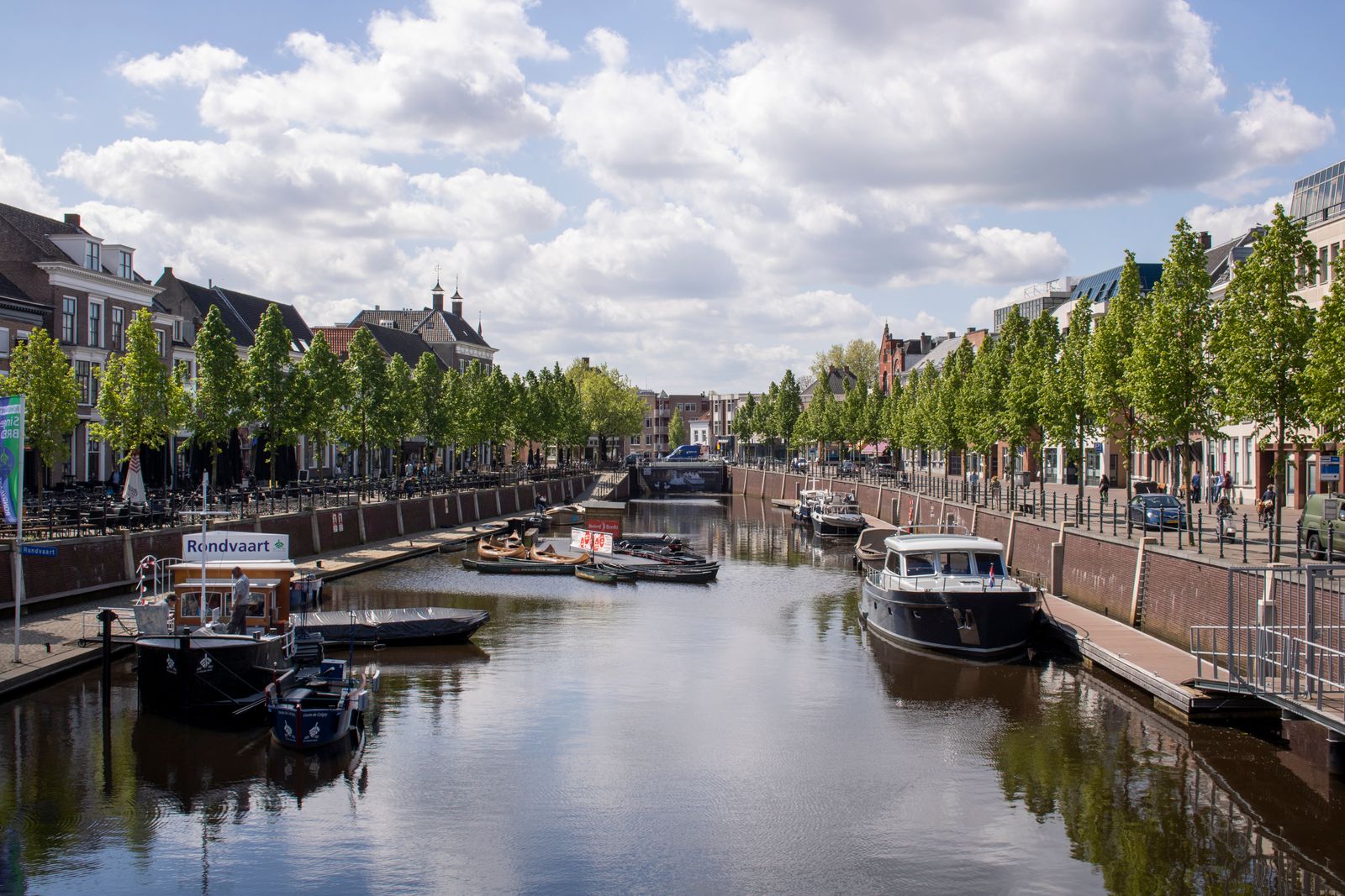 Boten langs het water in Breda