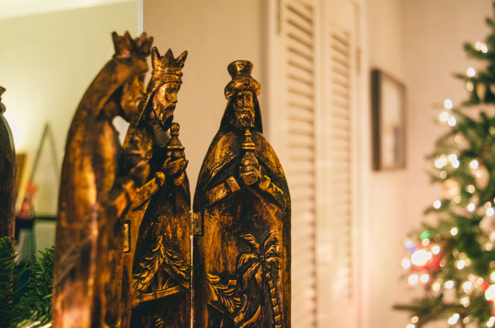 Drie Koningen als kerstfiguren, met lichtjes op de achtergrond