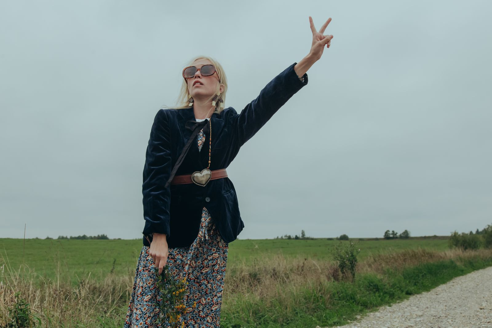 Vrouw in hippiekleding uit de jaren zeventig in een veld