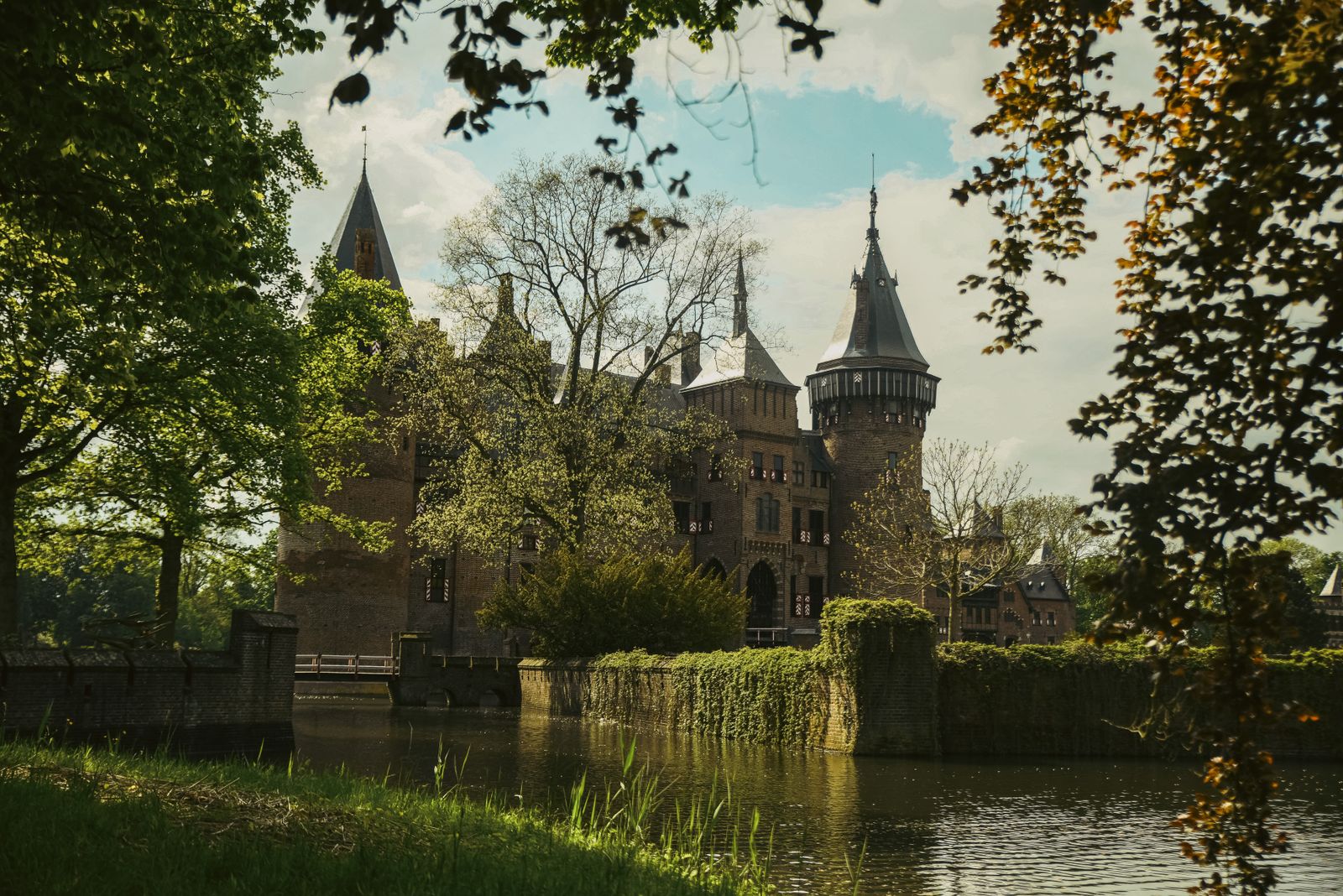 Historisch kasteel aan het water tussen het groen