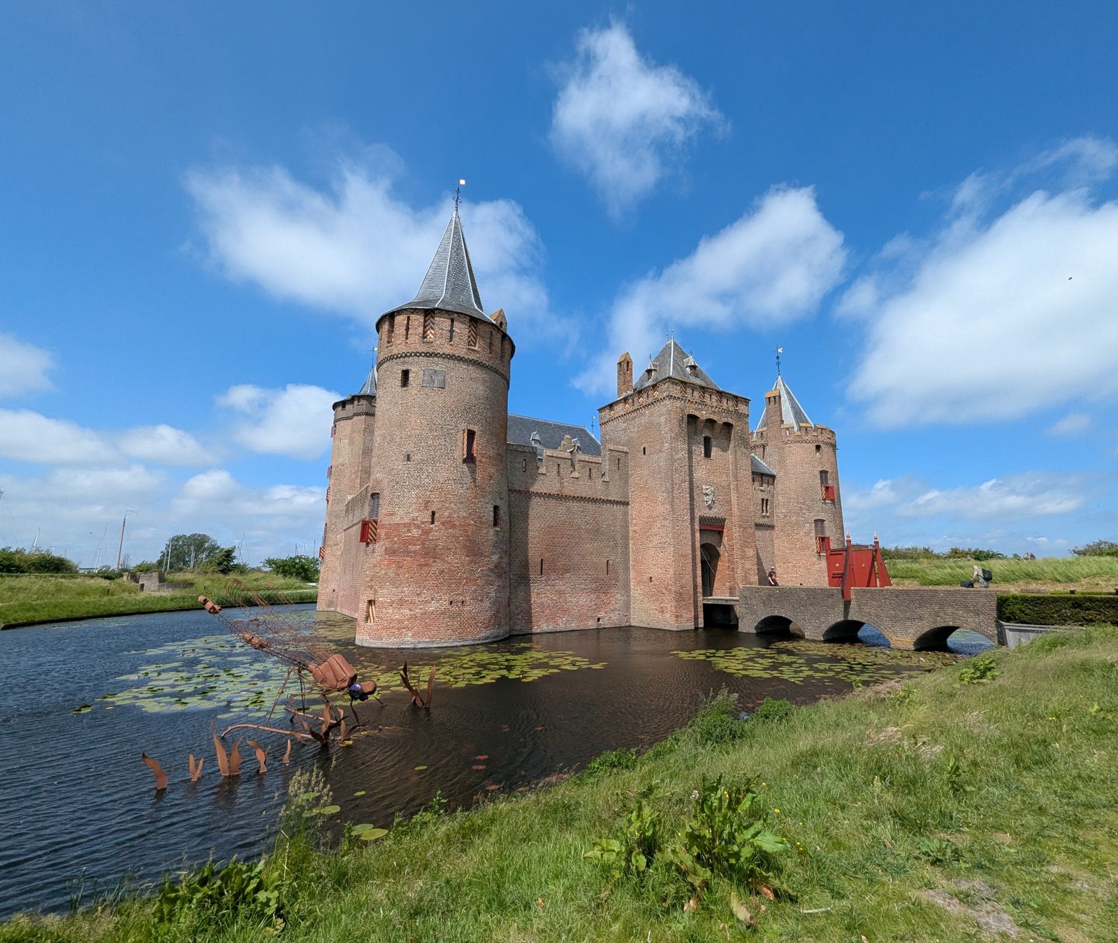 Het Muiderslot in Muiden met slotgracht