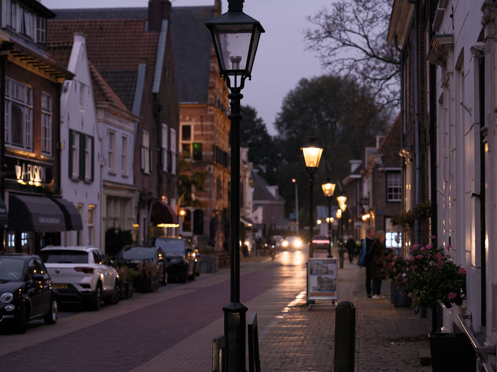 Straat in Naarden-Vesting in de avond
