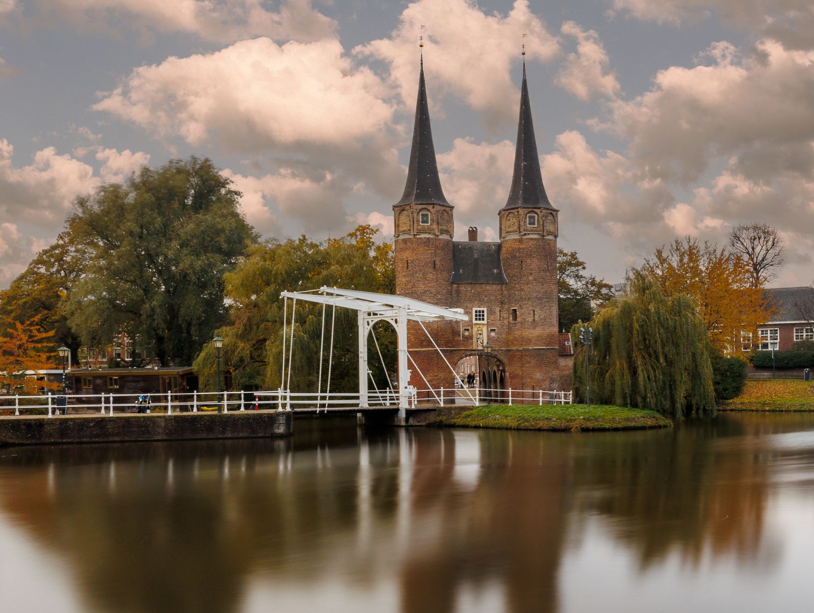 De Oostpoort in Delft in de herfst
