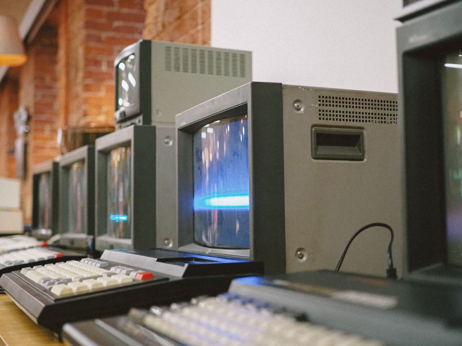 Rij oude computermonitoren met beeldbuis