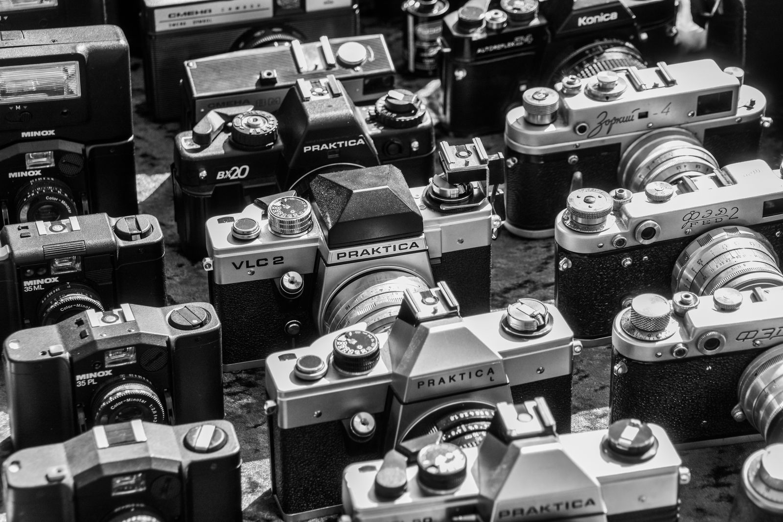 Zwart-witfoto van oude fotocamera's