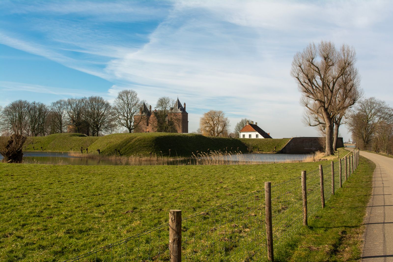 Slot Loevestein tussen groene velden